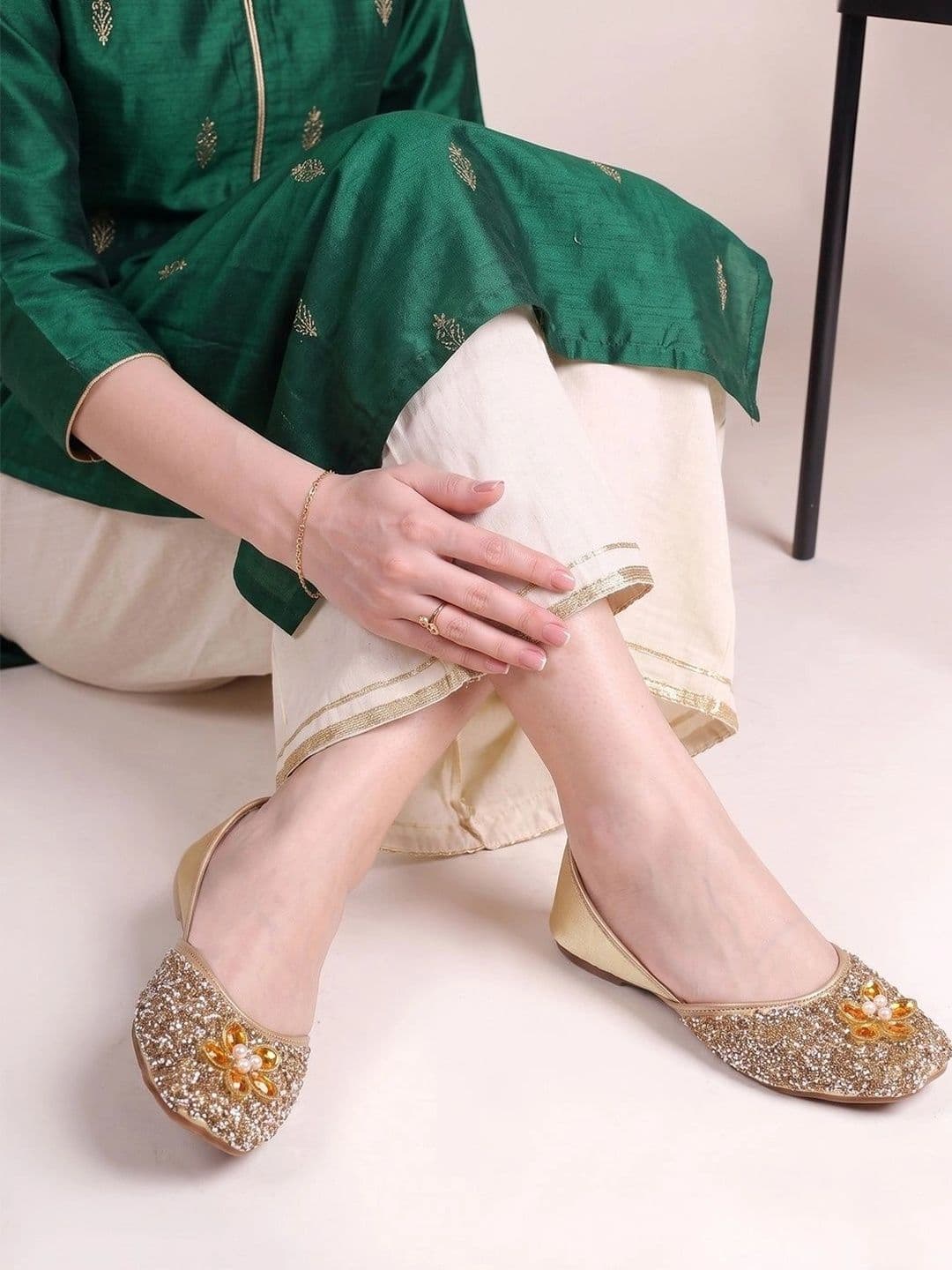 Retro Walk Retro Walk Embellished Round Toe Slip-On Ballerinas