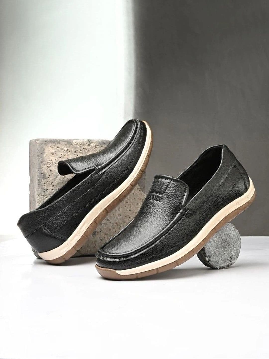 BUCIK BUCIK Men Textured Loafers