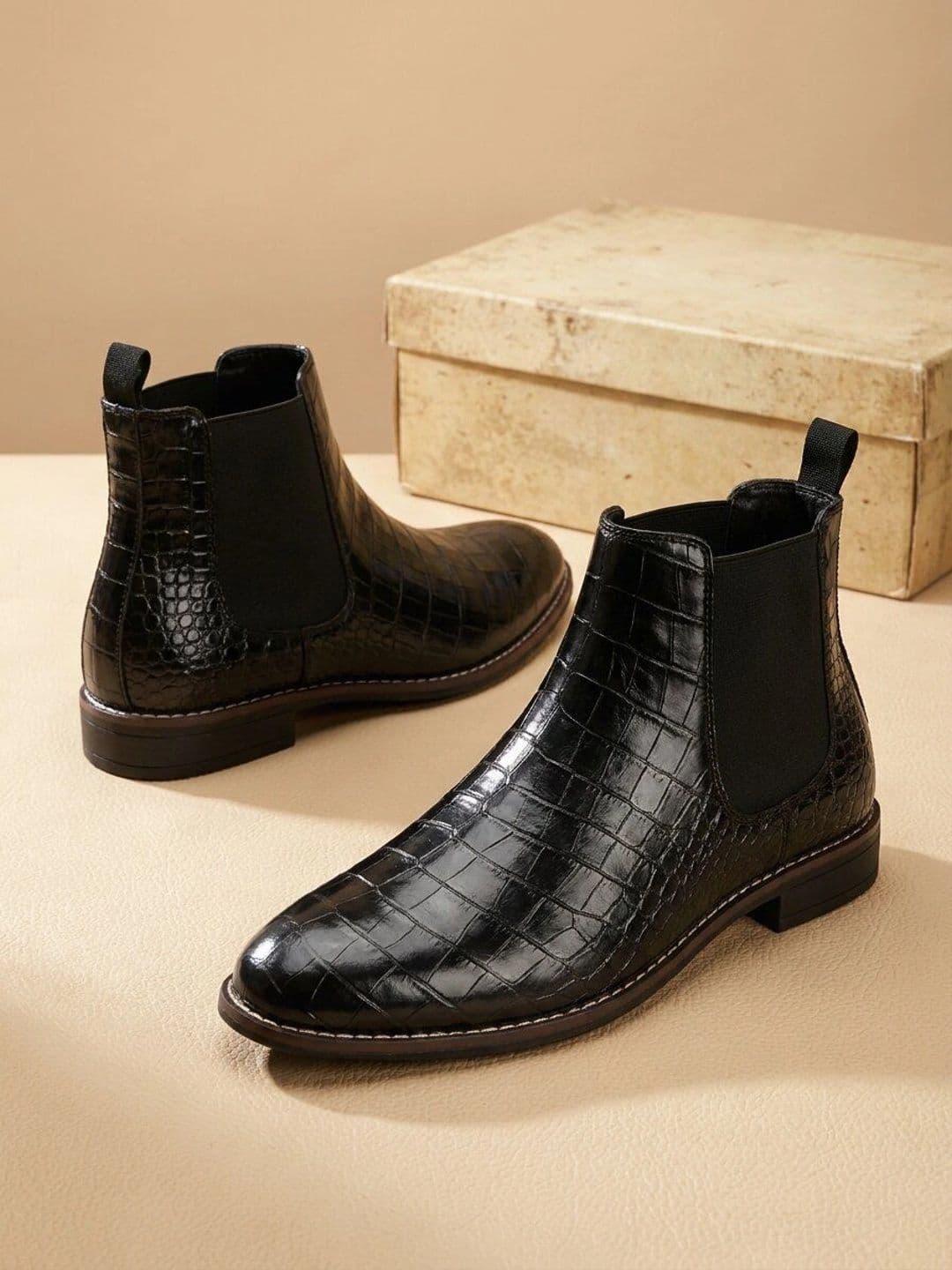Roadster The Roadster Lifestyle Co Men Textured Pointed Toe Slip-On Chelsea Boots