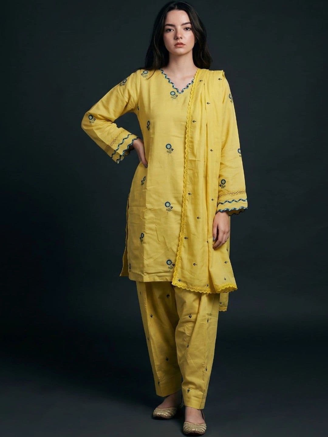 Women Kurta Patiala & Dupatta Muzaro  Women Ethnic Motifs Embroidered Regular Thread Work Kurta  Patiala &  Dupatta