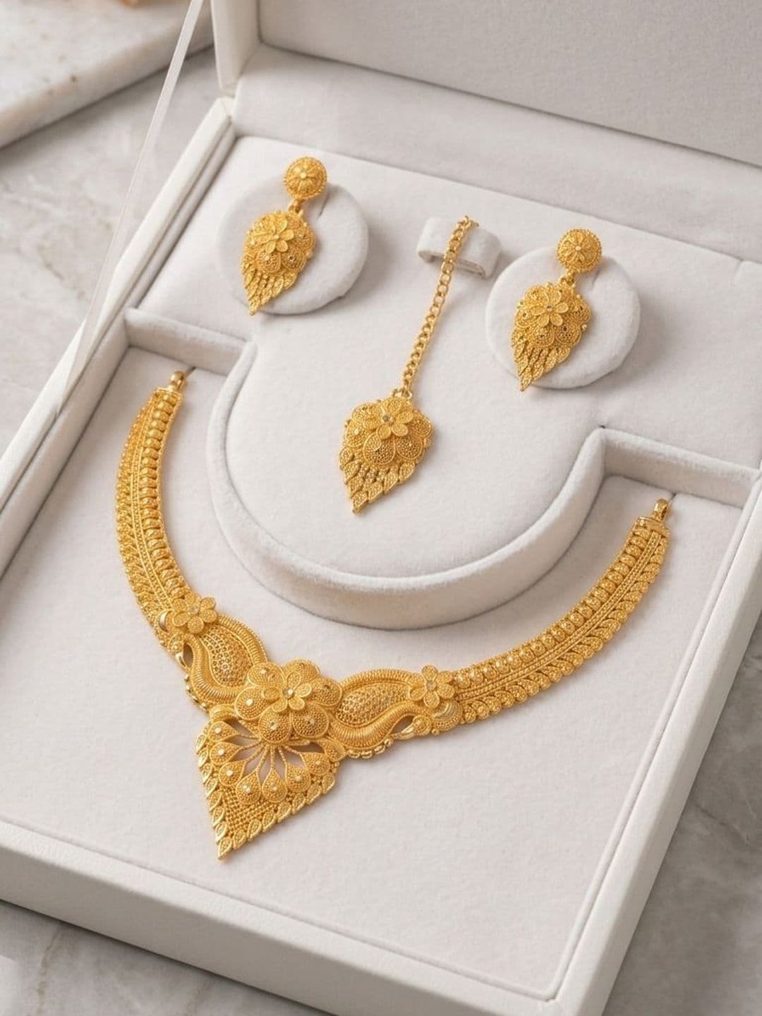 LILY LILY Necklace and Earrings