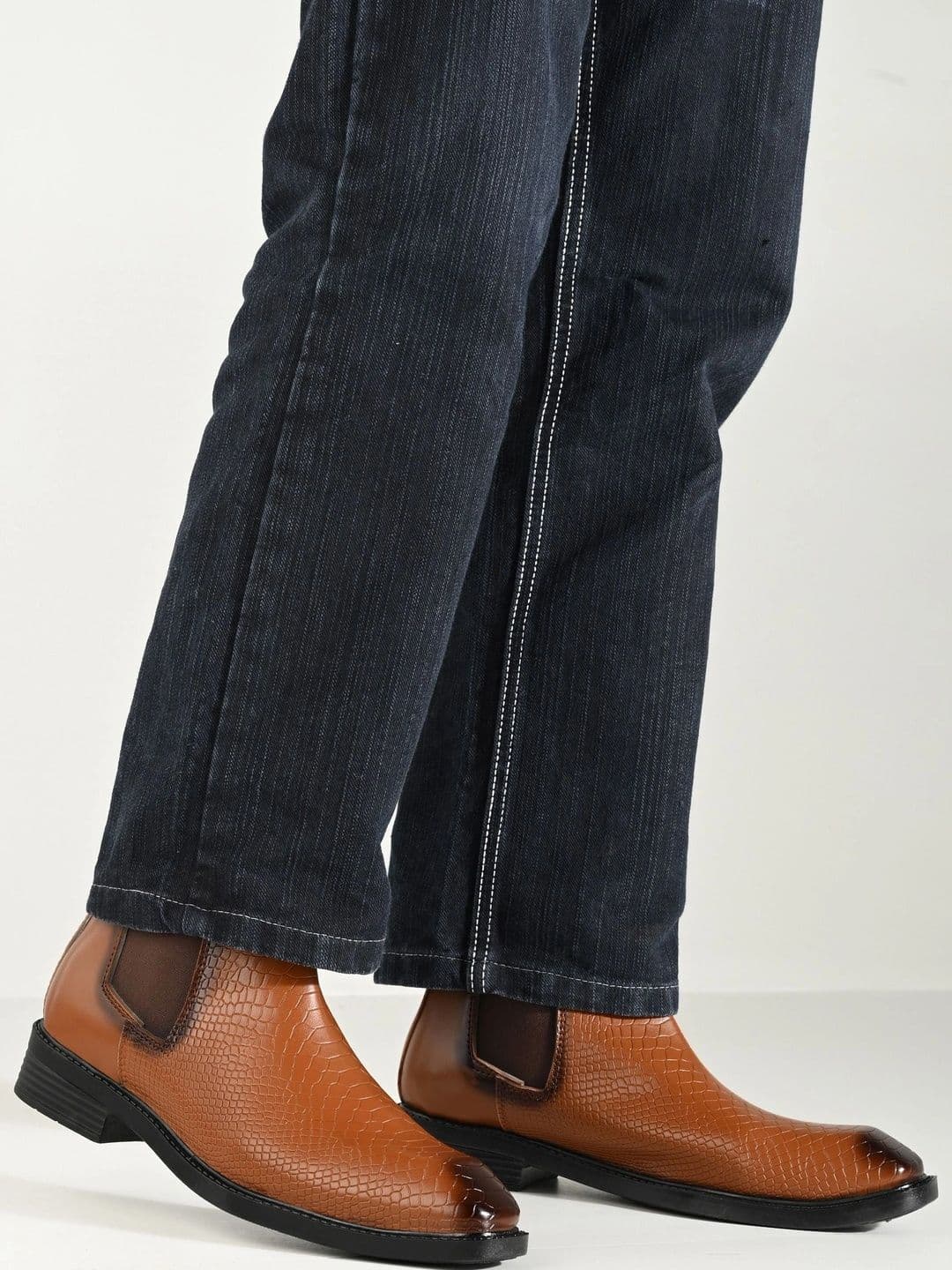Roadster The Roadster Lifestyle Co Men Textured Round Toe Slip-On Chelsea Boots