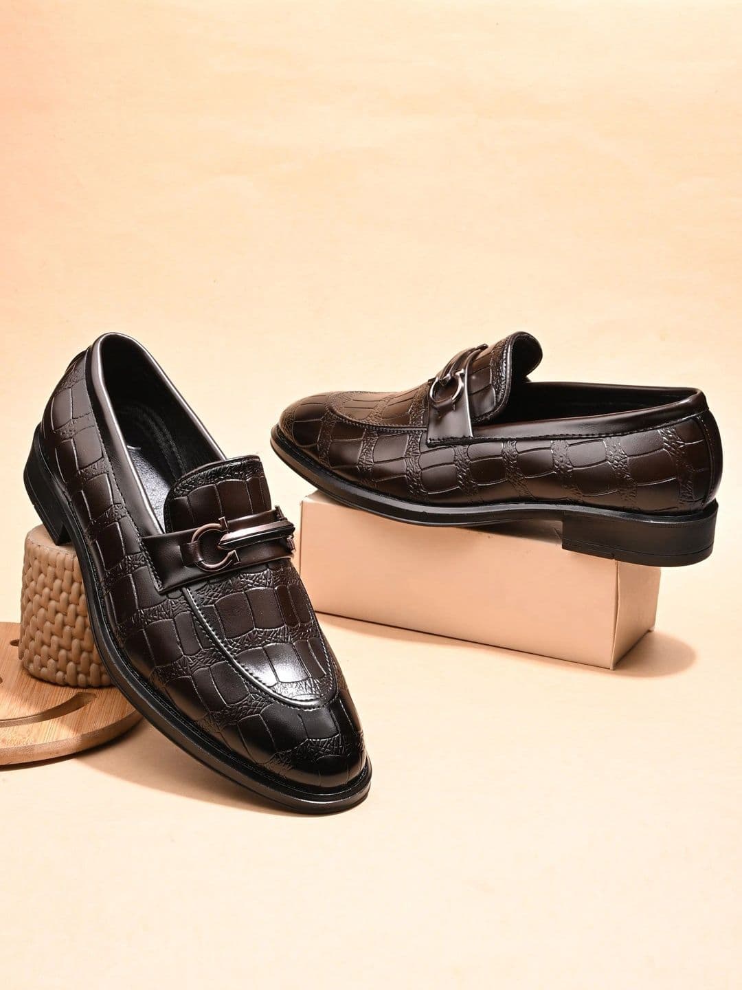INVICTUS INVICTUS Men Textured Round Toe Slip-On Loafers Shoes