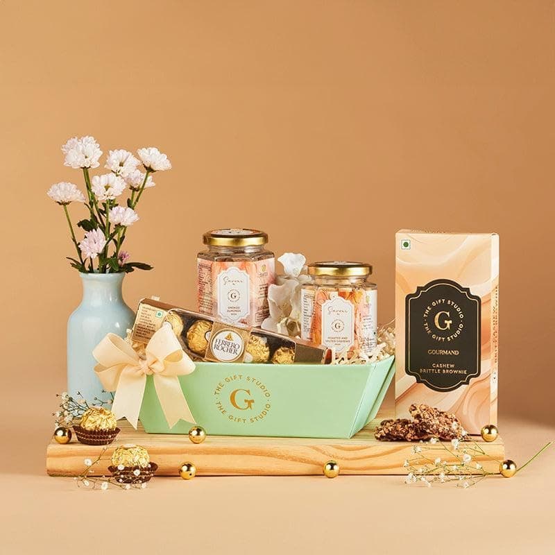 THE GIFT STUDIO.COM | Midnight Stash Premium Snack Gift Hamper | Smoked Almonds, Roasted & Salted Cashews, Cashew Brittle, Chocolate Gift Box | Gourmet Dry Fruit Hamper, Corporate Gifting, Rakhi Gift Hamper, Rakhi Gift for Brother, Rakhi Gift for sister