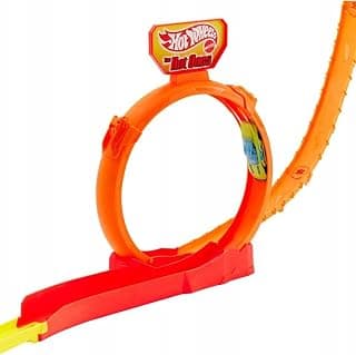 Hot Wheels Toy Car Track Set, Hot Ones Gravity Drop Playset & 1:64 Scale Die-Cast Vehicle, Essential Components for a Race Build with Easy Storage
