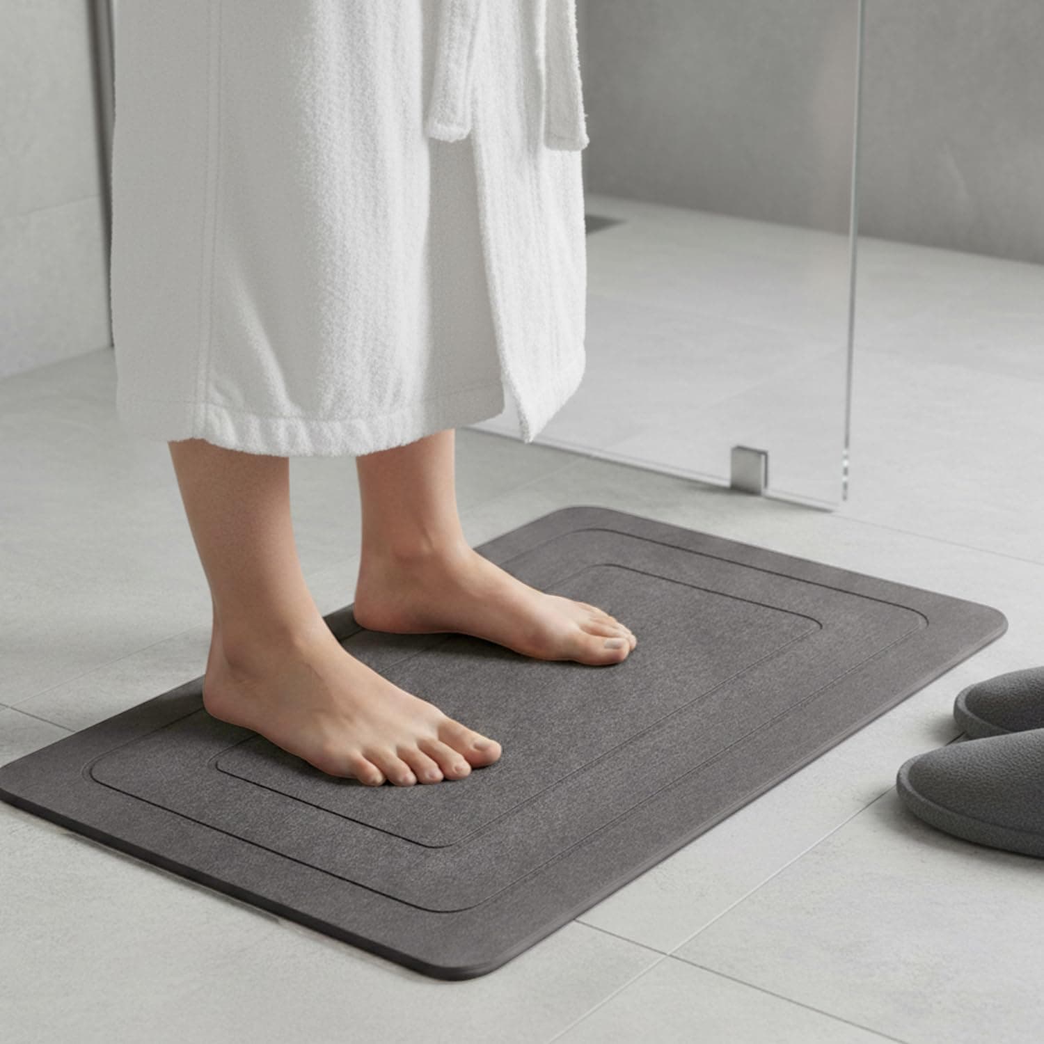 Amazon Basics – Diatomite Stone Bath Mat | 60 L × 39 W × 0.9 H cm | Dark Grey | Engraved Design | Fast Drying, Super Absorbent | Anti-Slip Base | Indoor Bathroom Use | Includes Sandpaper