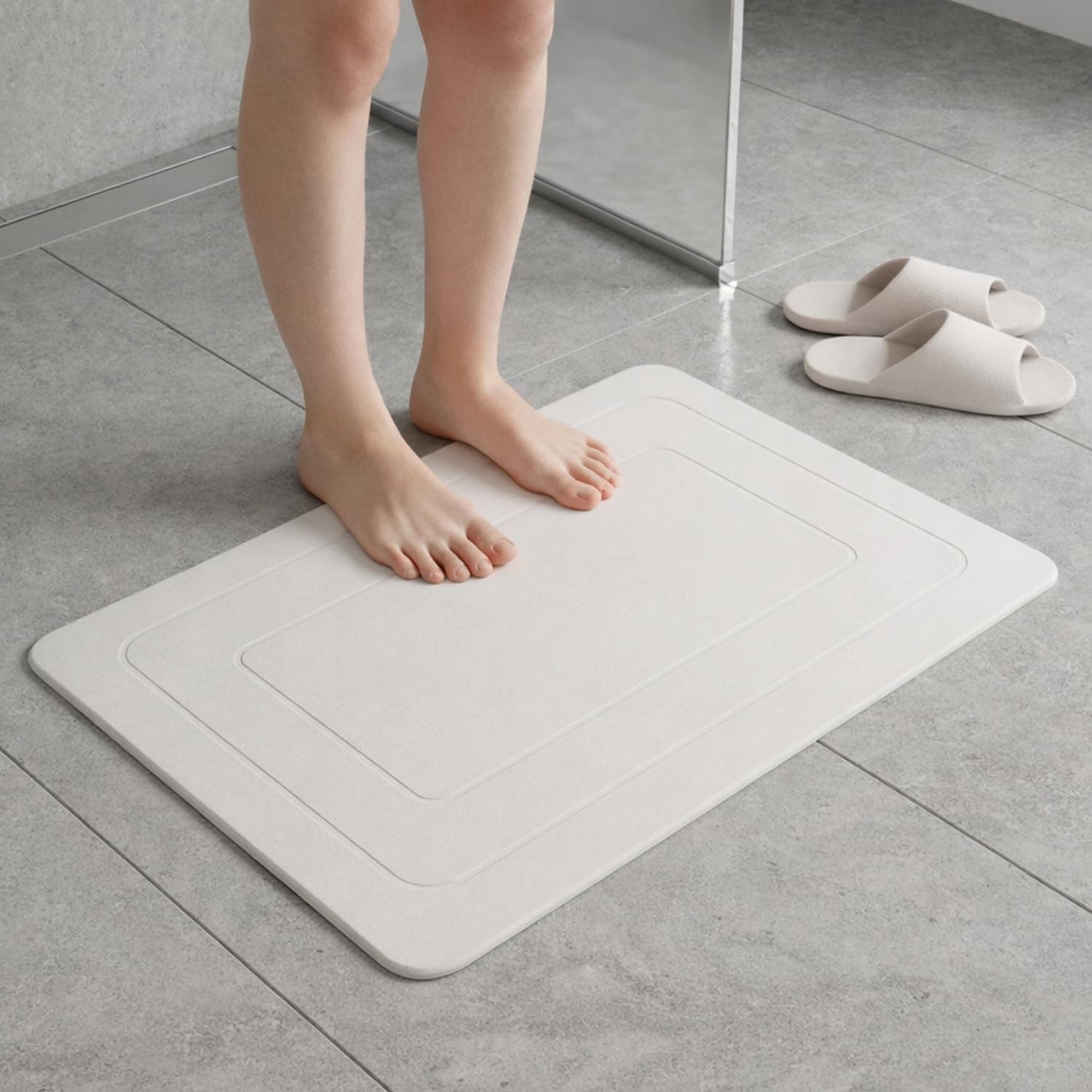 Amazon Basics – Diatomite Stone Bath Mat | 60 L × 39 W × 0.9 H cm | Light Grey | Engraved Design | Fast Drying, Super Absorbent | Anti-Slip Base | Indoor Bathroom Use | Includes Sandpaper