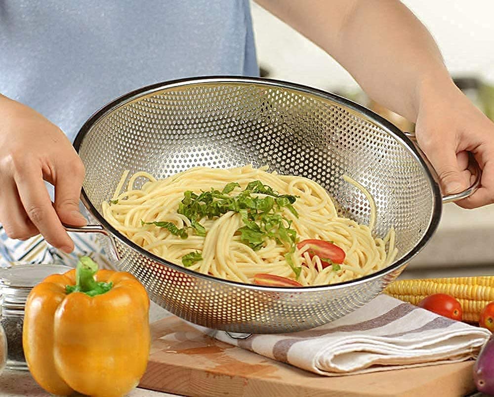 CRYZONE Stainless Steel Colander Strainer with Dual Handles for Draining Pasta, Rinsing Fruits and Vegetables, 22.5 cm