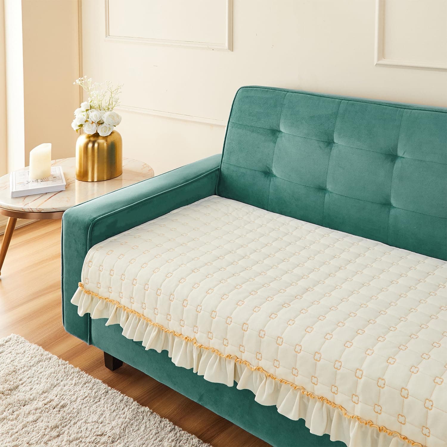 Amazon Basics Quilted Sofa Cover for Three Seater, Modern Grid Pattern, Non-Slip Sofa Pad, 70×180 cm, Soft Silicone Grip Dots, 100% Polyester, Machine Washable – Off-White